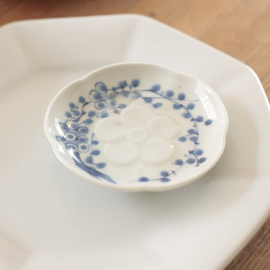 ふっくら梅が愛らしい藍の輪花豆皿 - Kotto Shop