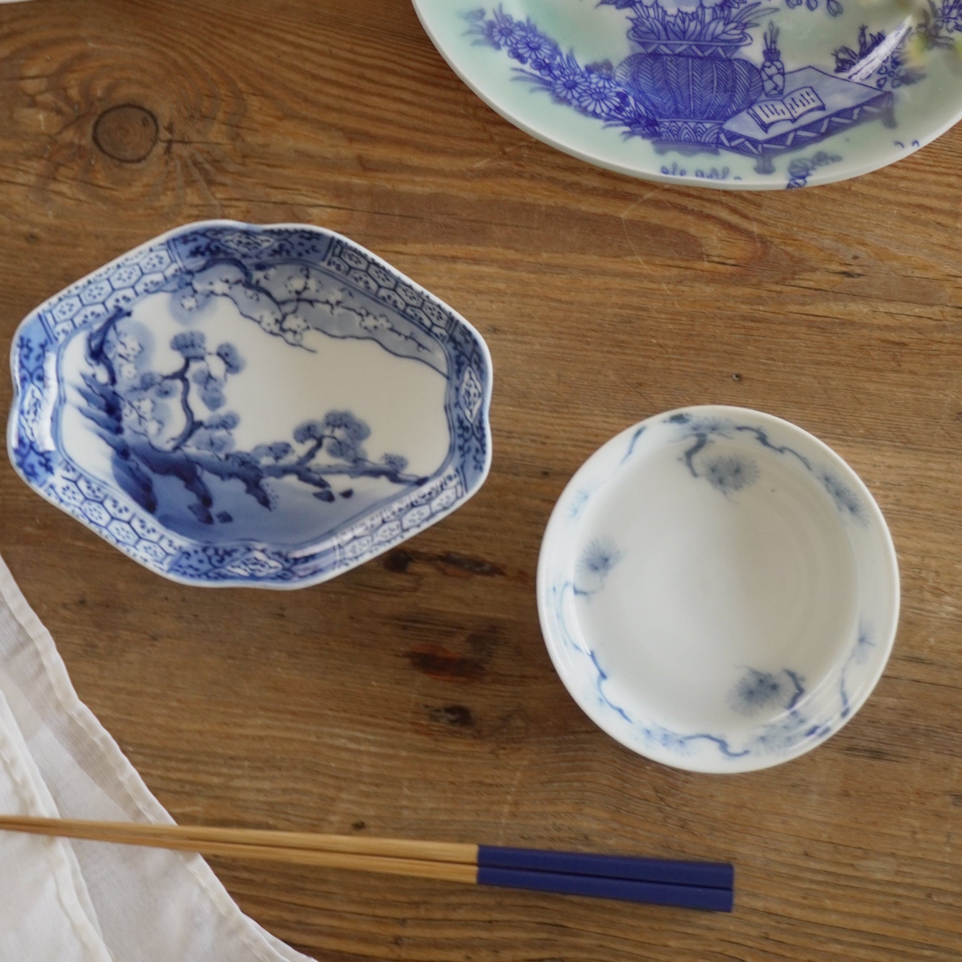 余白に松を描く 淡色染付小皿 - Kotto Shop