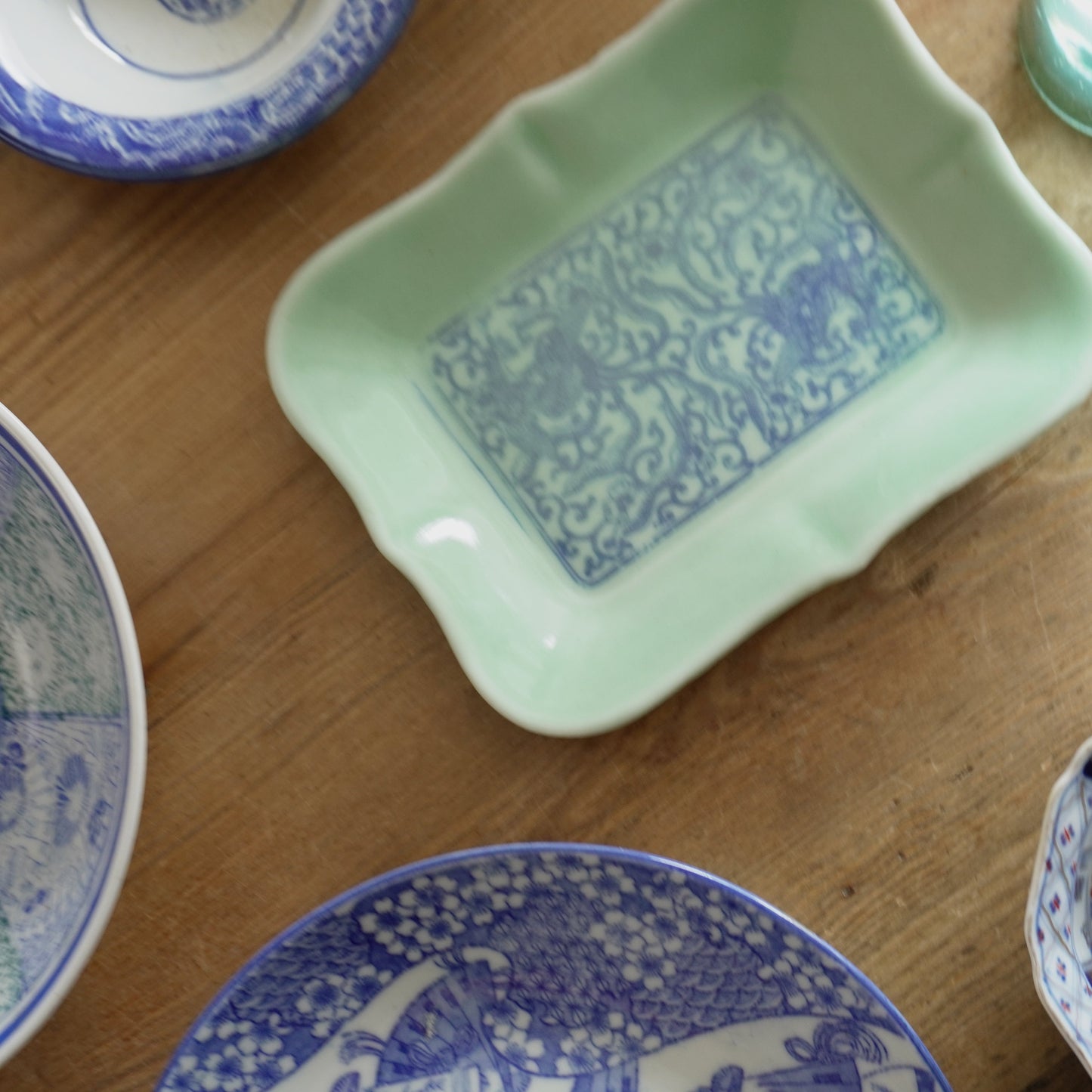 鳳凰舞うグリーンの変形皿 - Kotto Shop