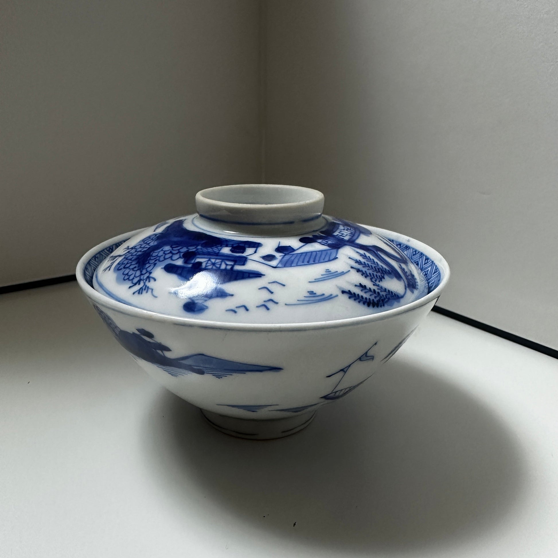 静けさを湛える、山水の輪郭染付茶碗 - Kotto Shop