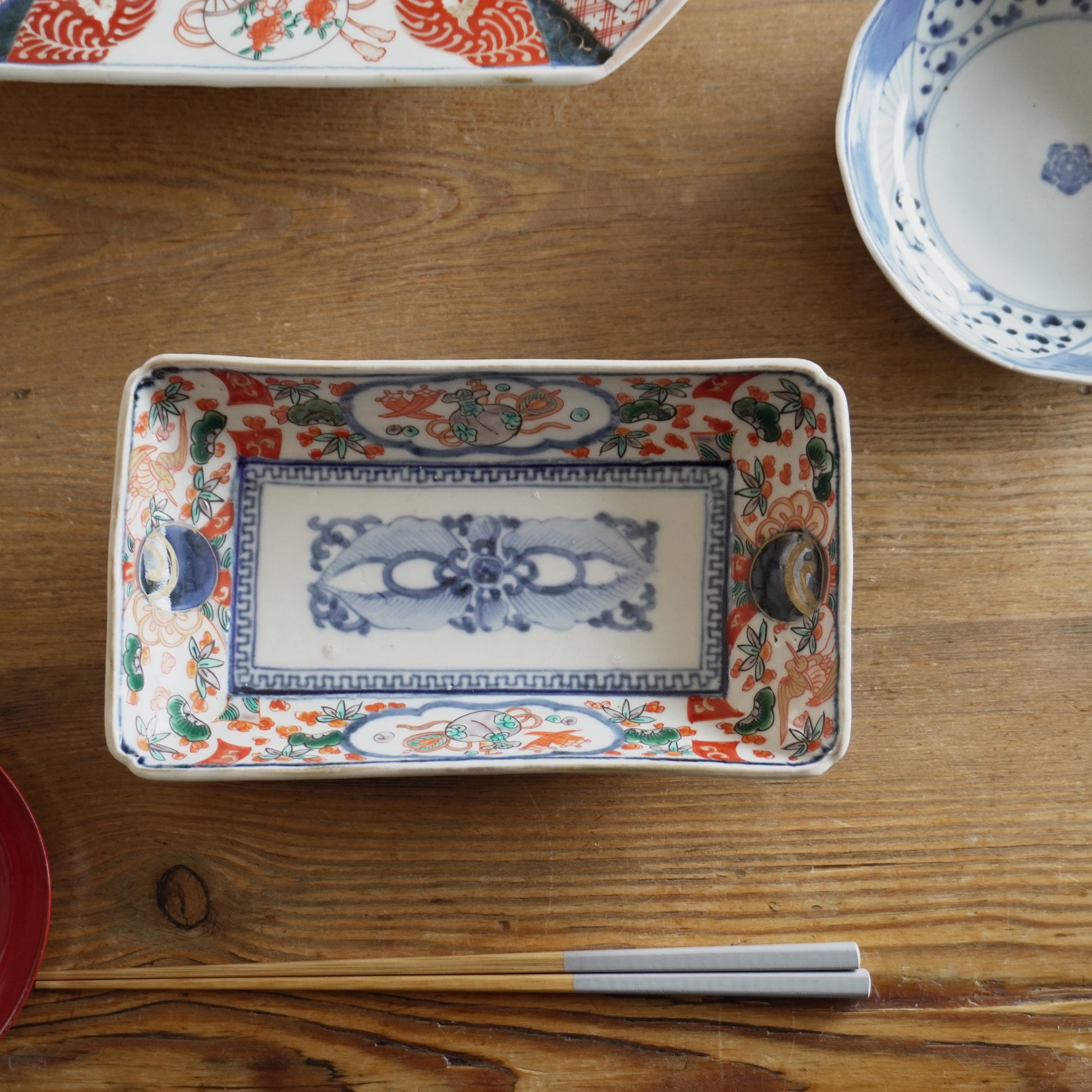 縁起の良い文様が並ぶ、賑やかな色絵の長角皿 - Kotto Shop