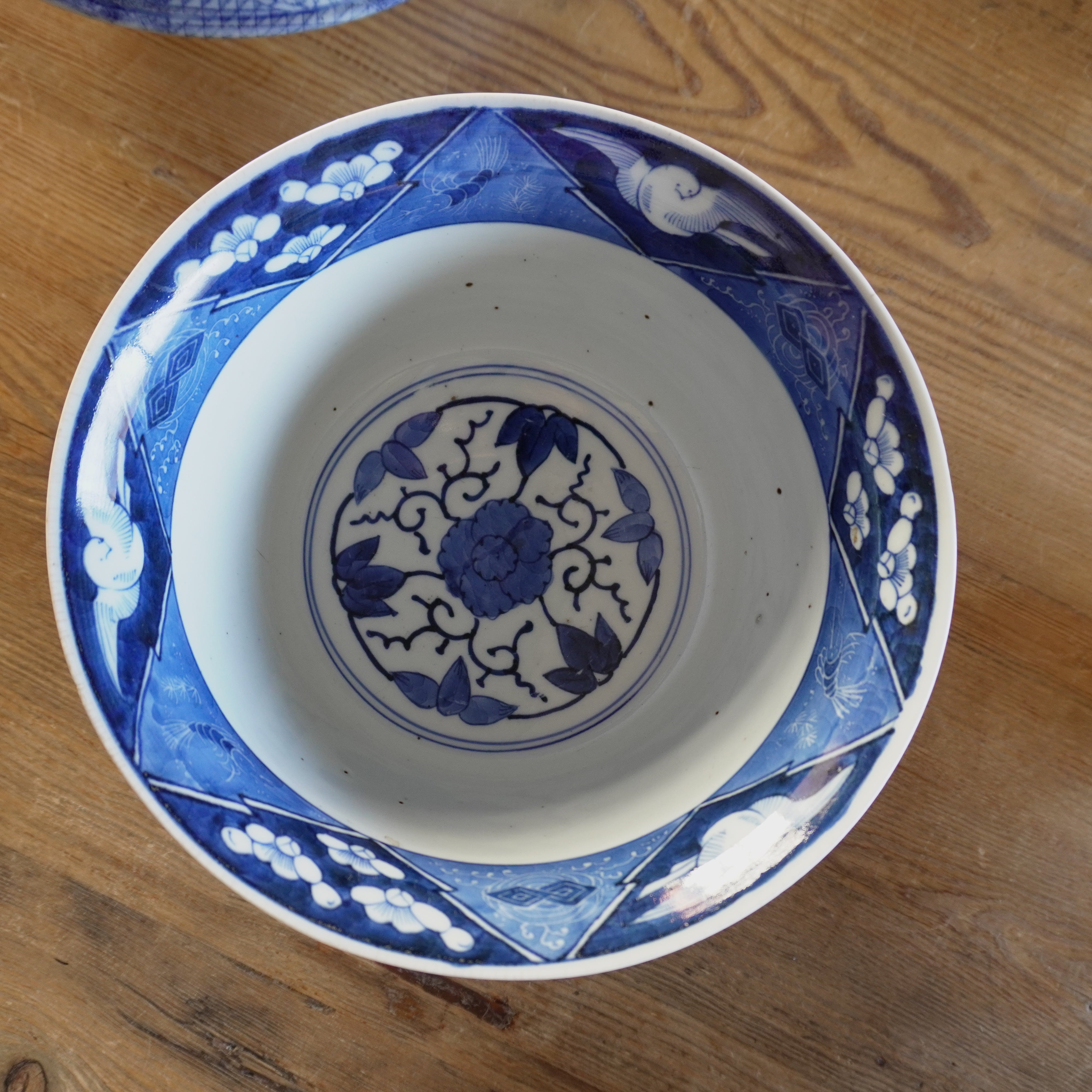 染付深鉢山に梅の古伊万里鉢 – Kotto Shop