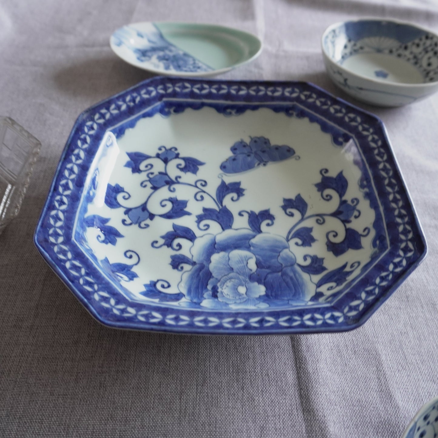 舞う蝶と牡丹が食卓を華やがせる、染付の八角皿 - Kotto Shop