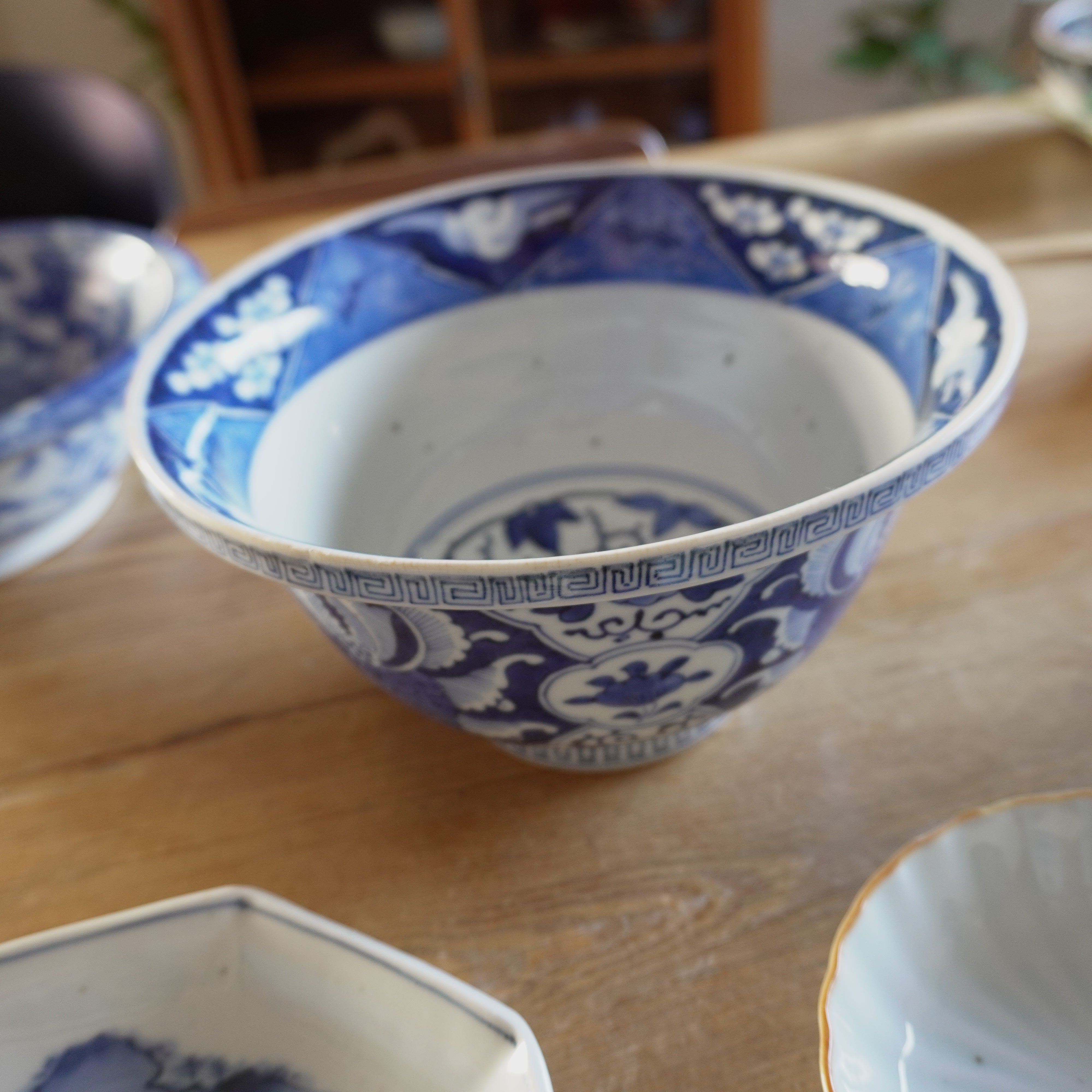 染付深鉢山に梅の古伊万里鉢 – Kotto Shop