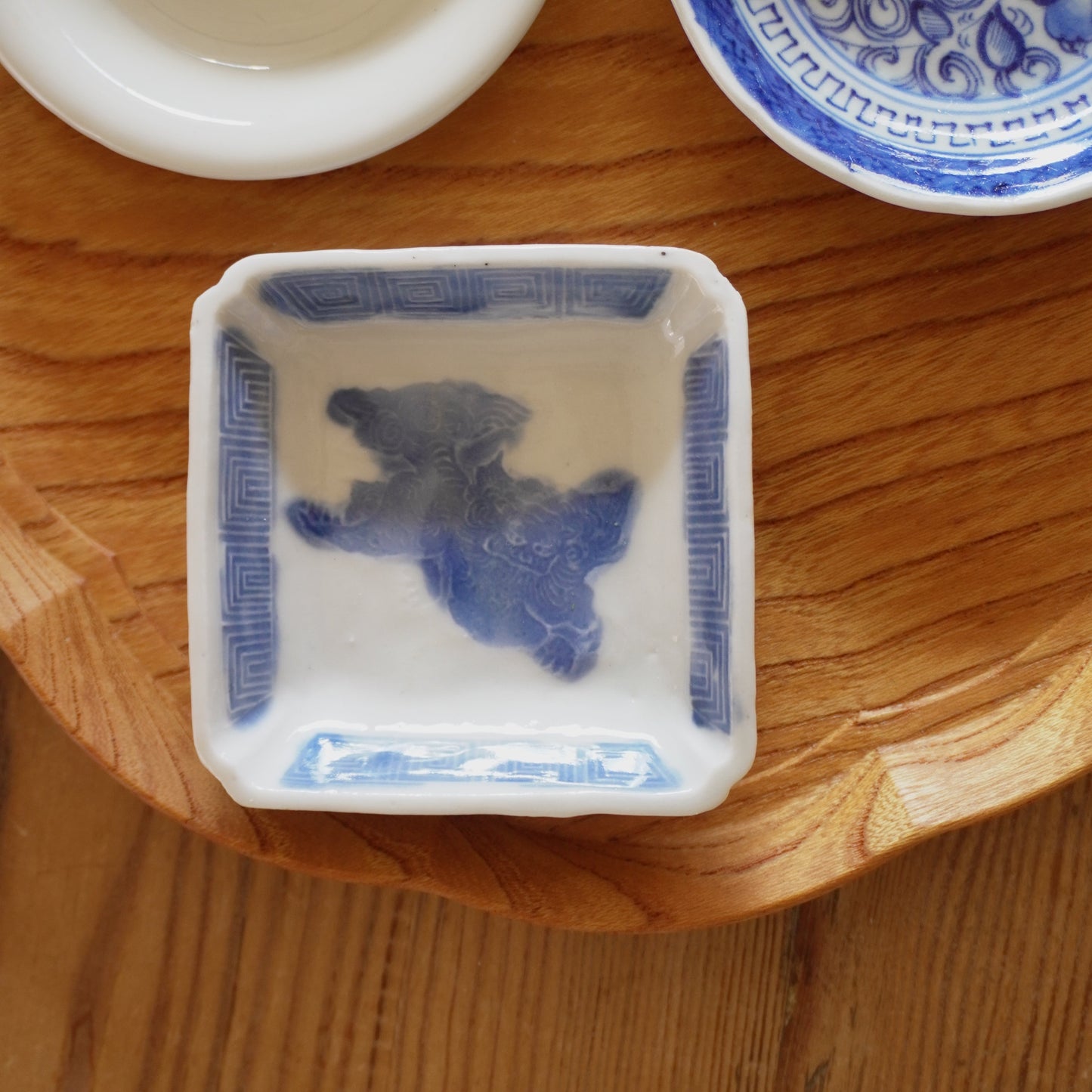 獅子の舞う四角い染付小皿 - Kotto Shop