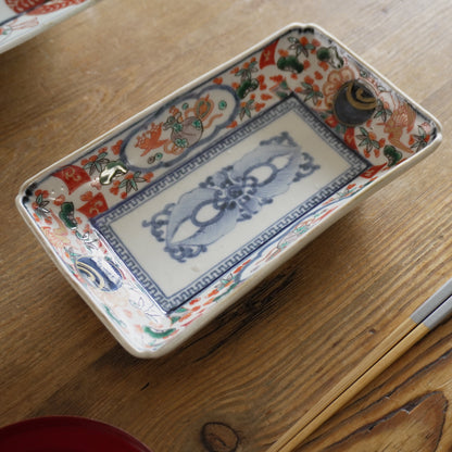 縁起の良い文様が並ぶ、賑やかな色絵の長角皿 - Kotto Shop