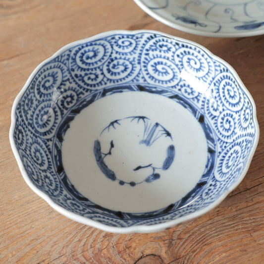 蛸唐草が躍る輪花のなます皿 - Kotto Shop