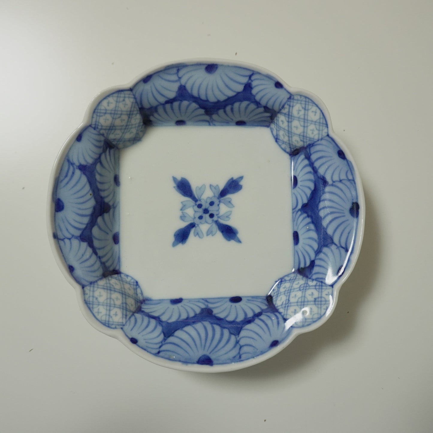 映える菊花文様の染付変形皿 - Kotto Shop