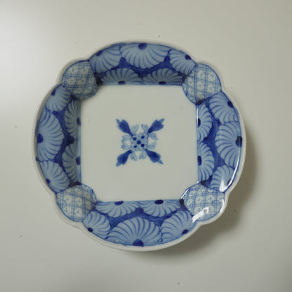 映える菊花文様の染付変形皿 - Kotto Shop