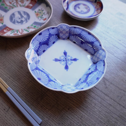 映える菊花文様の染付変形皿 - Kotto Shop