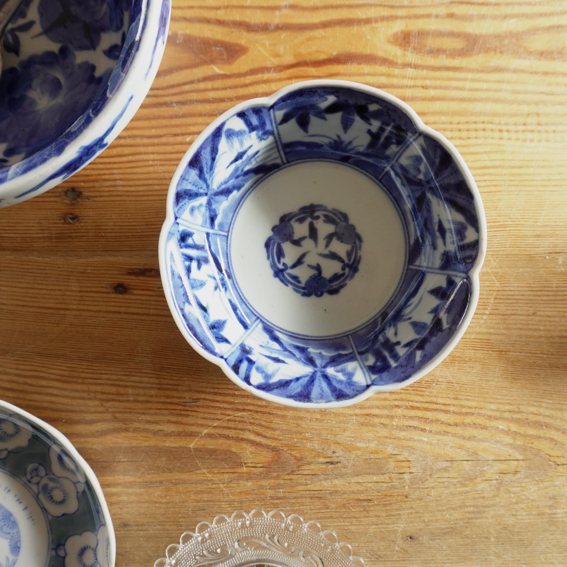 染付草花文 輪花皿 - Kotto Shop