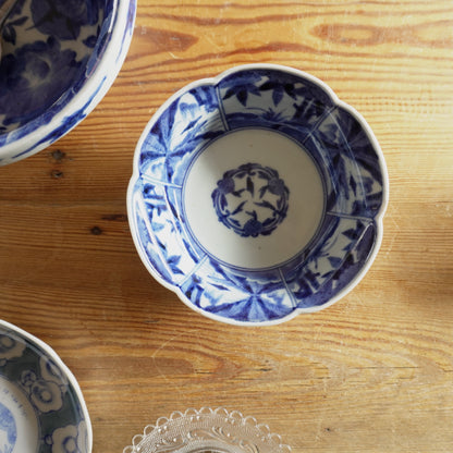 染付草花文 輪花皿 - Kotto Shop