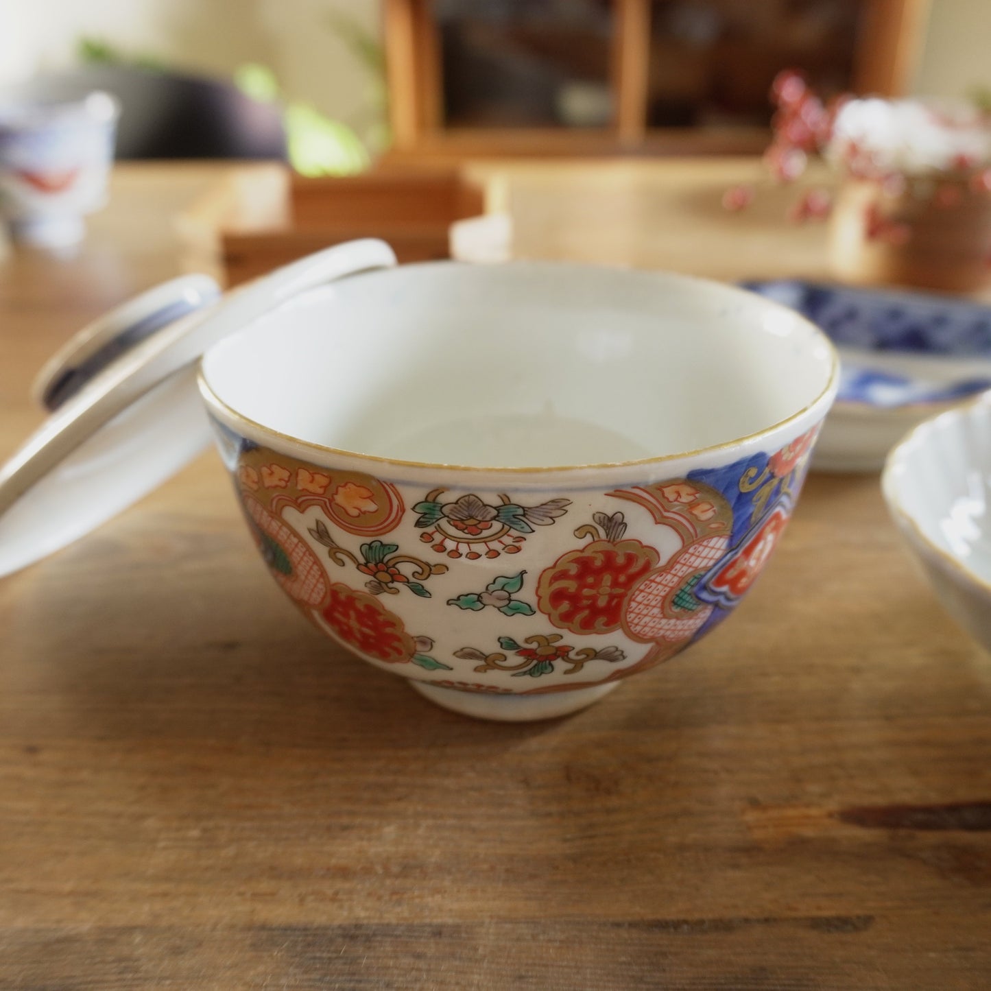 華やぎをまとった蓋付き茶碗 - Kotto Shop