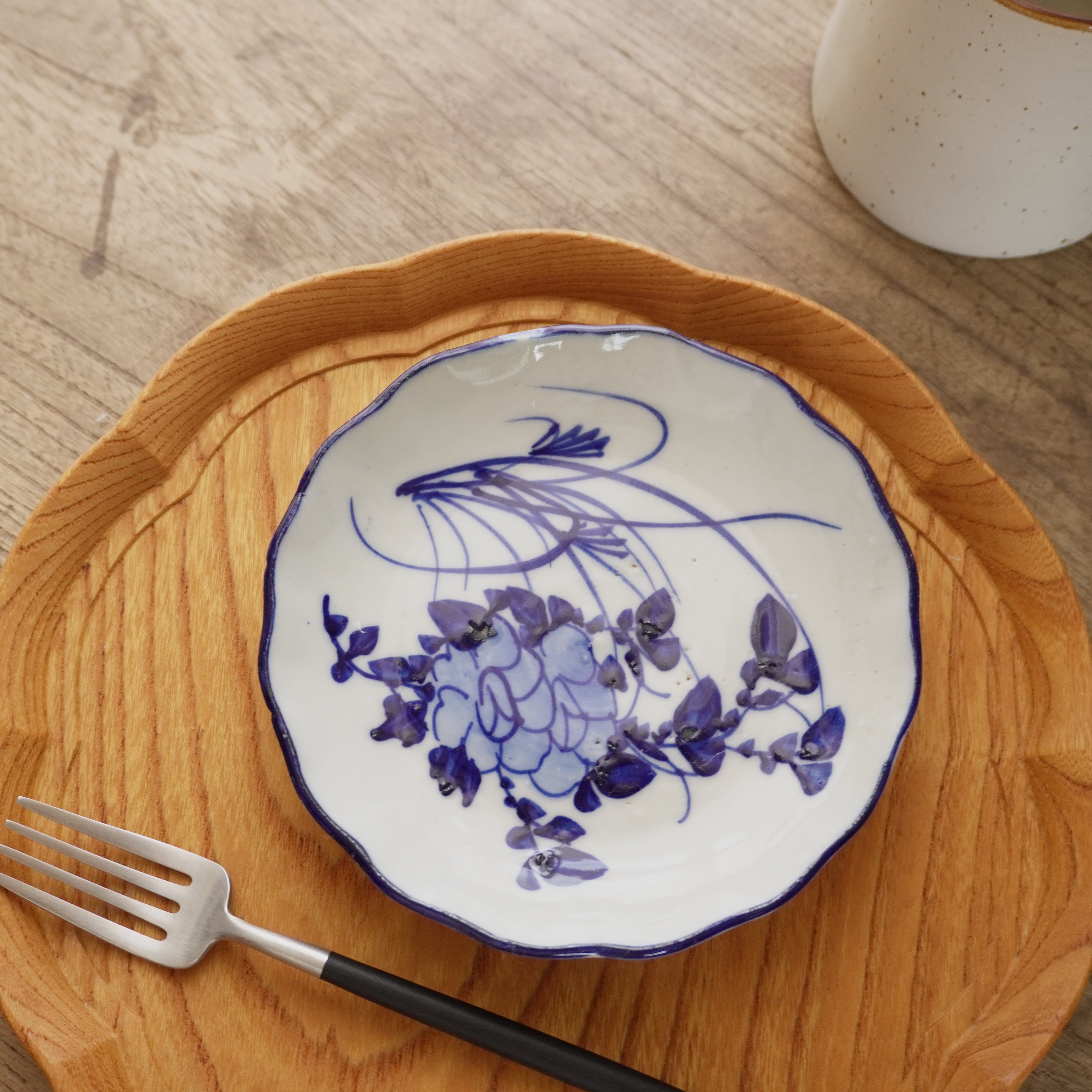 洋風にもなる、染付バラ文様中皿 – Kotto Shop