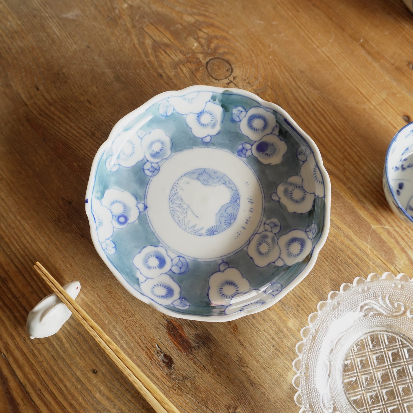 白梅が浮かぶ染付皿 - Kotto Shop