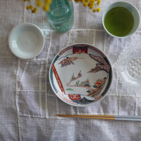 彩り豊かな余白のある古伊万里中皿 - Kotto Shop