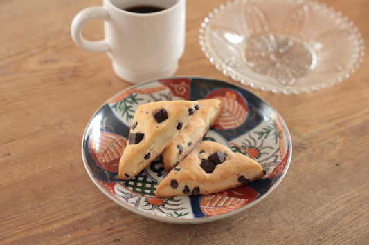 朱と紺が響き合う色絵の紋様皿 - Kotto Shop