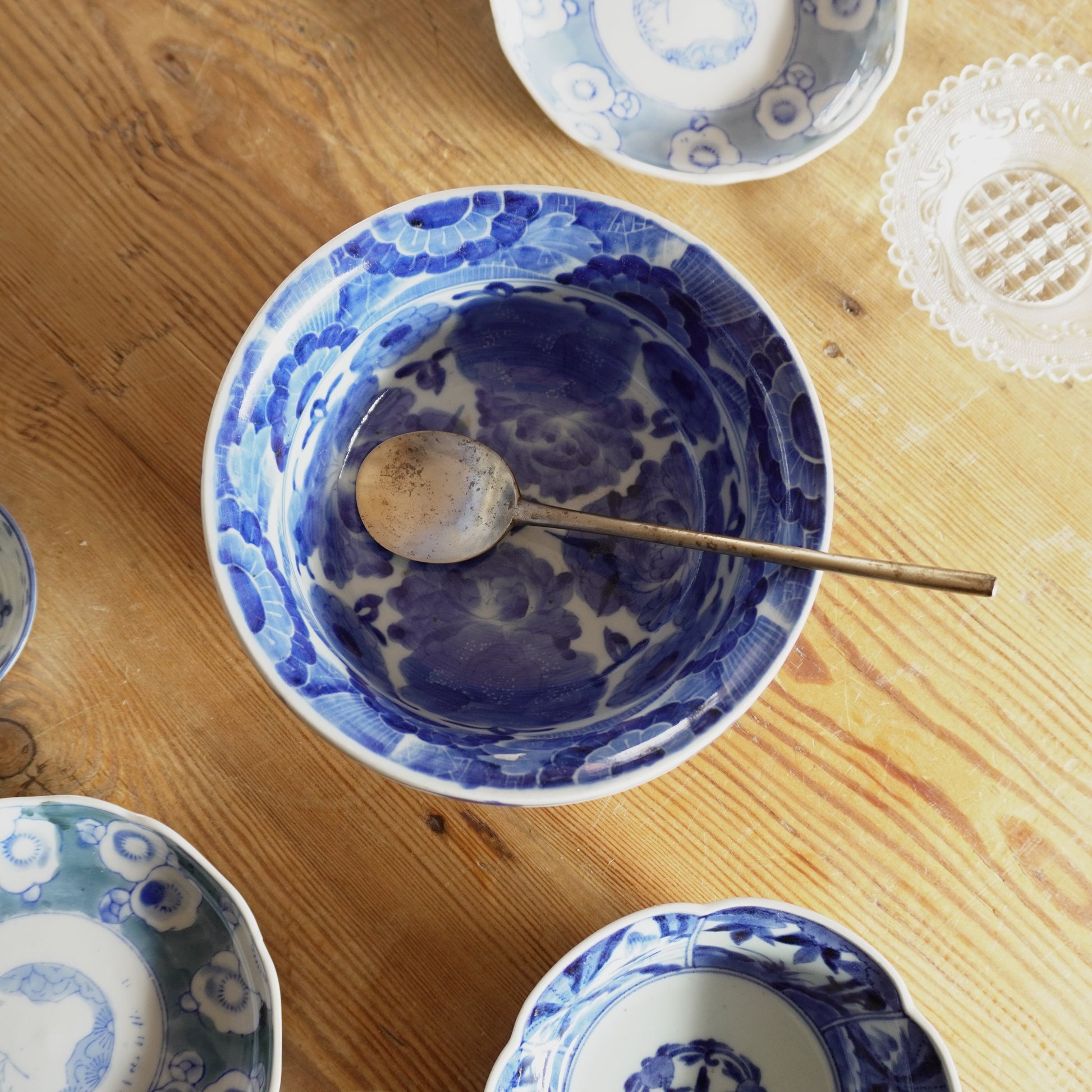 咲きこぼれる牡丹の染付鉢 - Kotto Shop