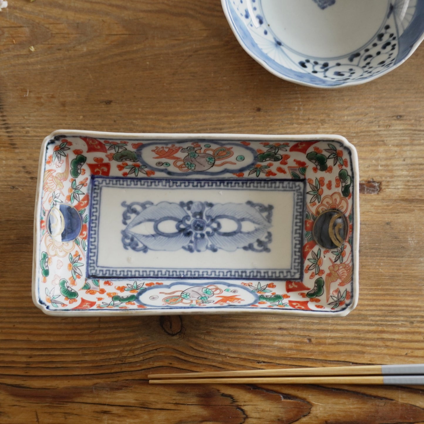 縁起の良い文様が並ぶ、賑やかな色絵の長角皿 - Kotto Shop