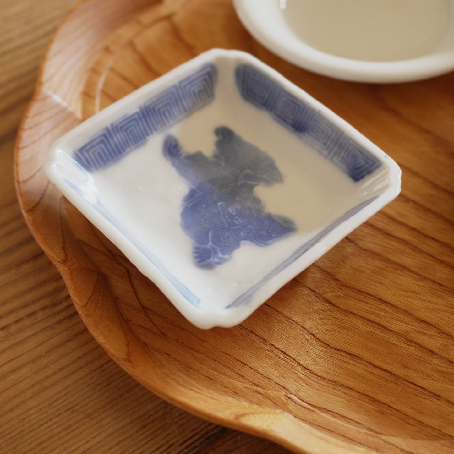 獅子の舞う四角い染付小皿 - Kotto Shop