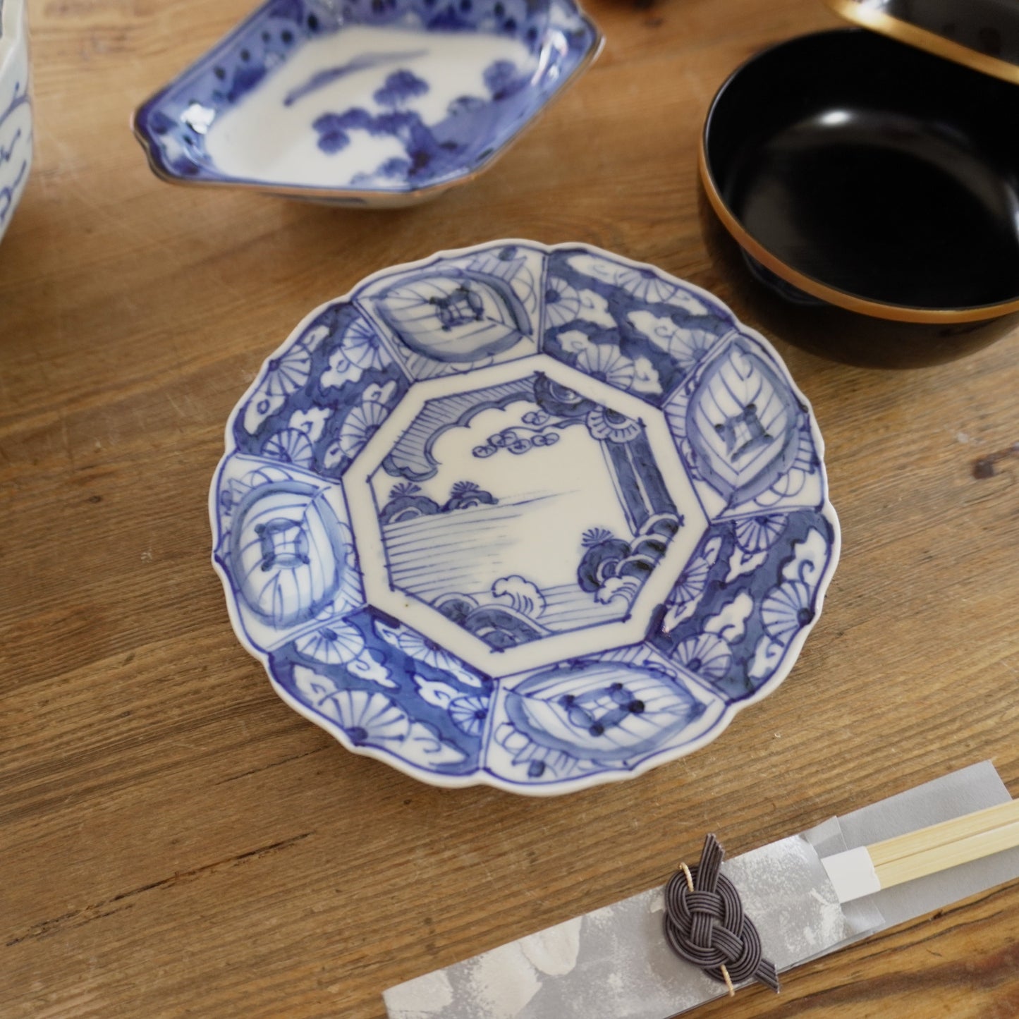 華やかに彩る染付変形中皿 - Kotto Shop