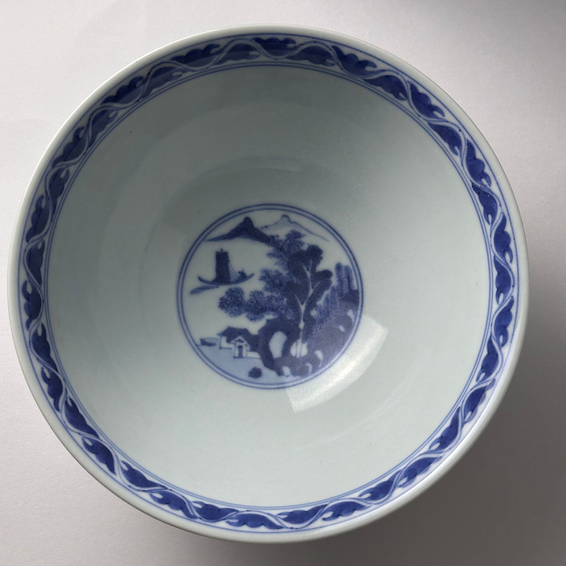 藍の山水が静かに広がる鉢 - Kotto Shop