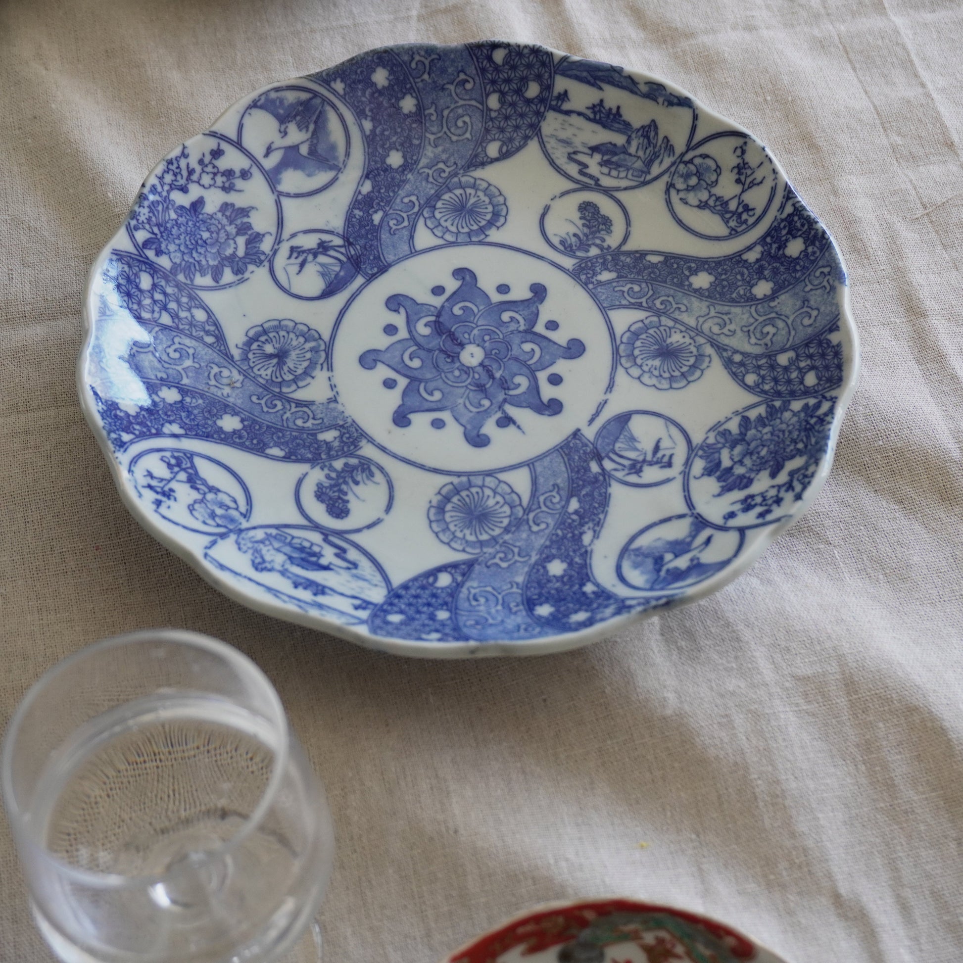 ブルーのコントラストがおしゃれな印判大皿 - Kotto Shop