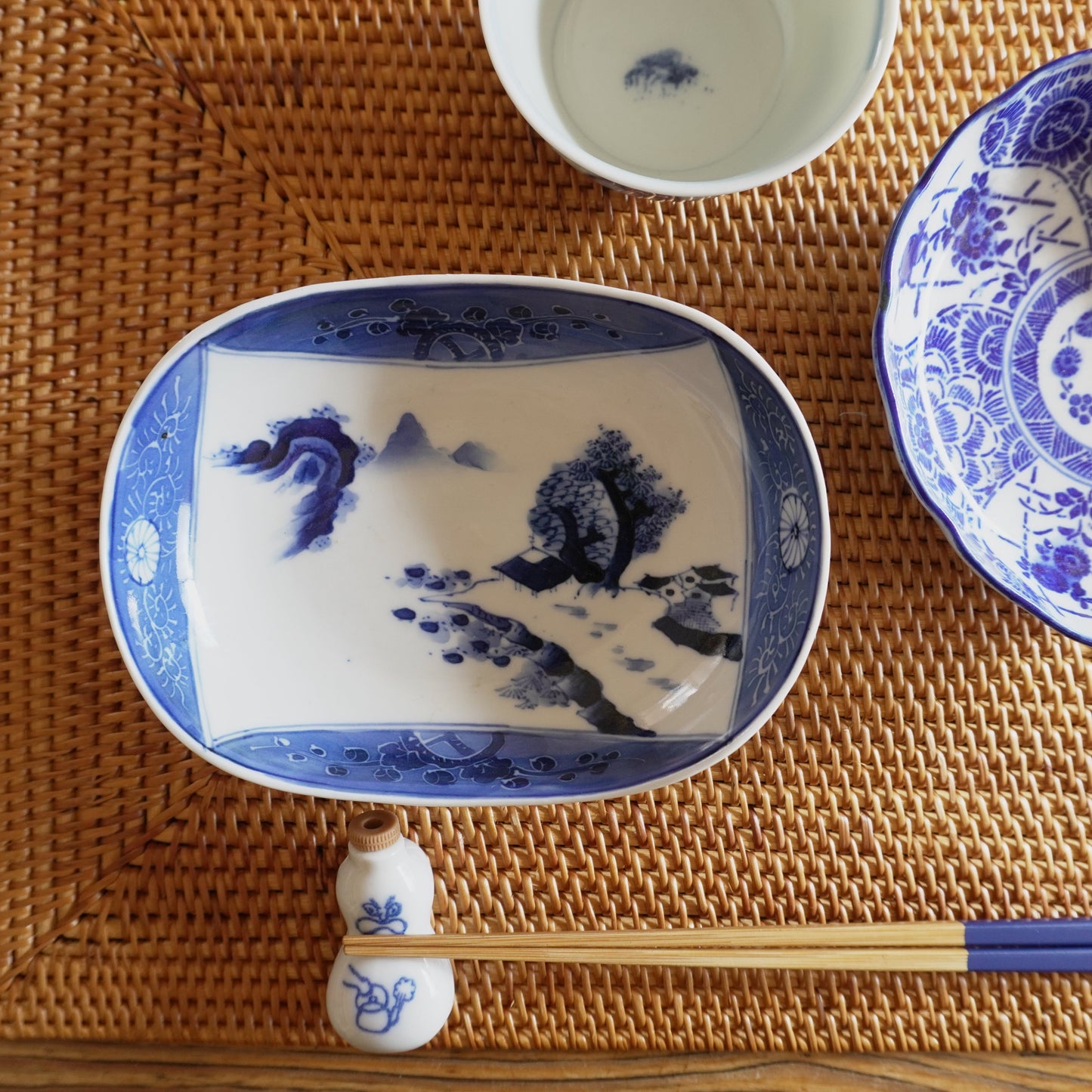 山水図の柔らかな染付楕円皿 - Kotto Shop