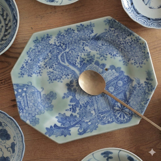 藍との景色に花が舞う青磁八角大皿 - Kotto Shop