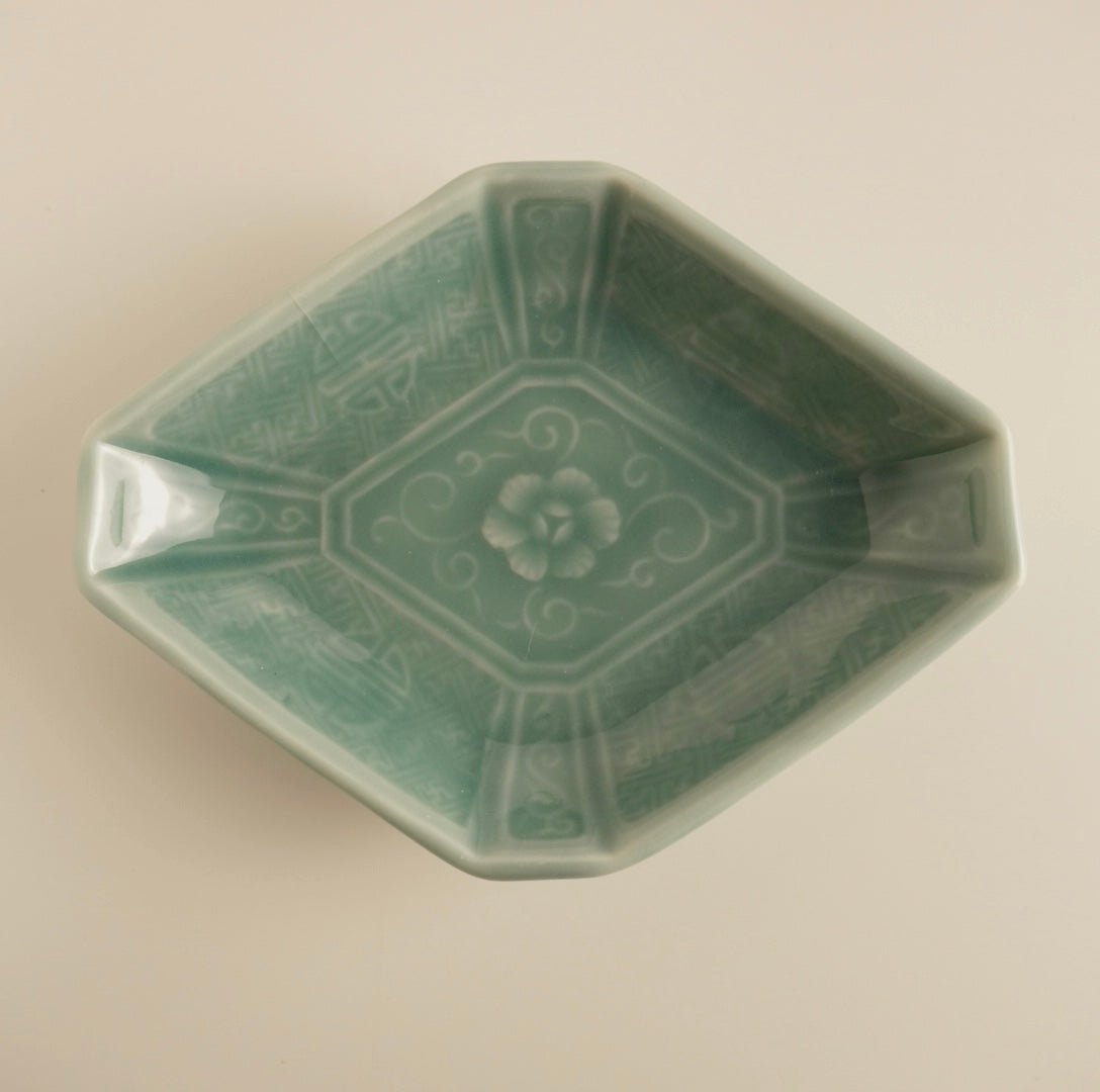 三田青磁 陽刻 鹿の図 変形小皿 江戸後期 骨董品 2枚セット 江戸時代後期頃・三田焼・青磁・鹿・天美禄也・陽刻・四方皿・五