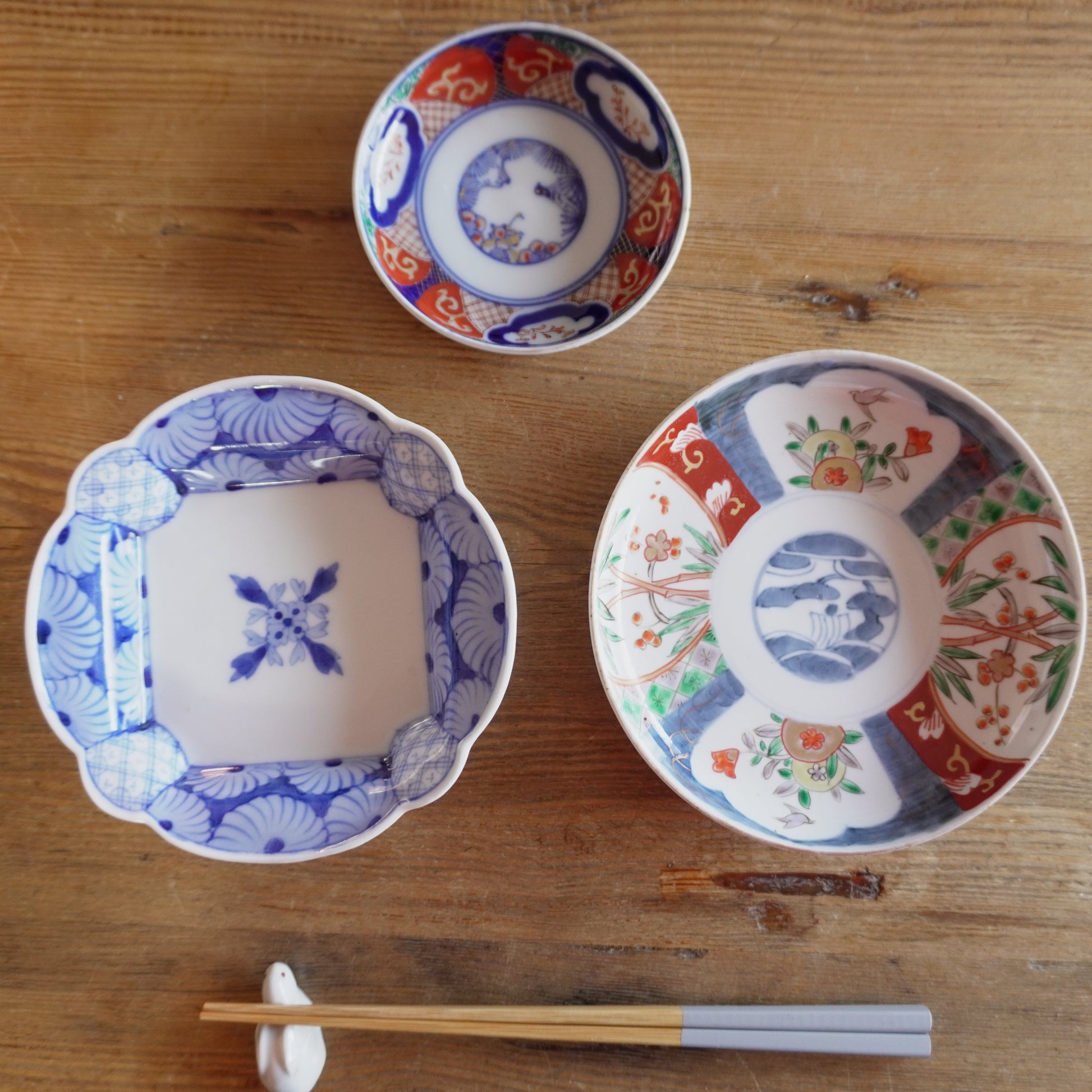 映える菊花文様の染付変形皿 - Kotto Shop