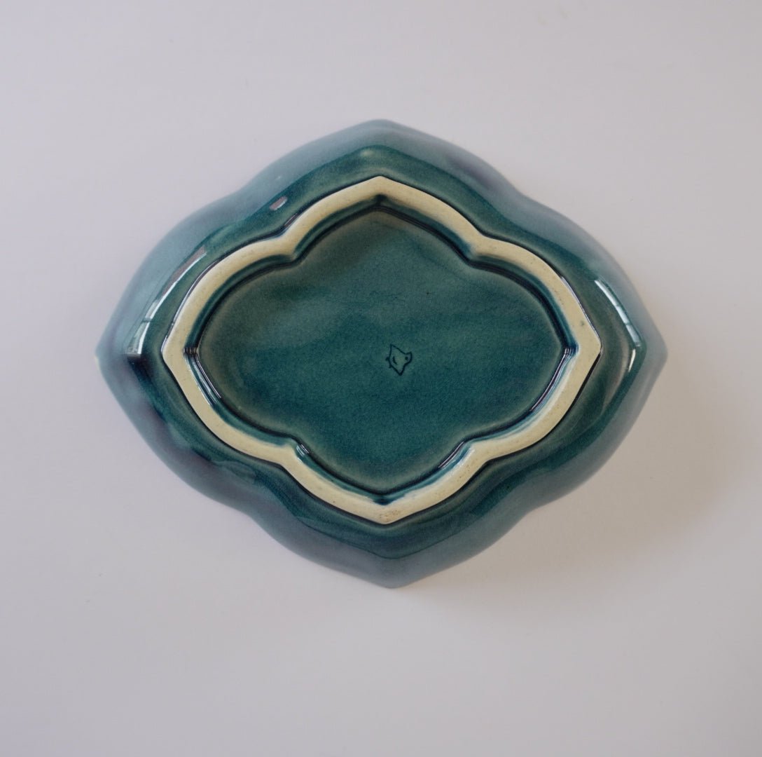 瑠璃色の龍図陽刻変形皿 - Kotto Shop