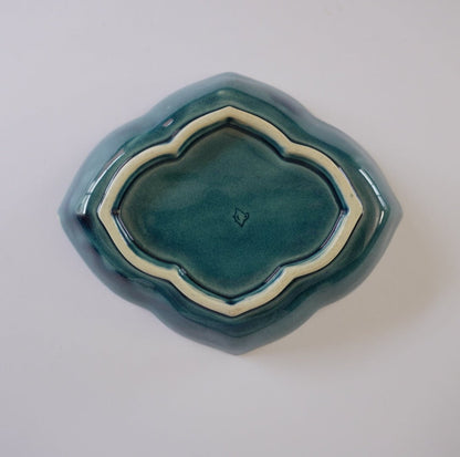 瑠璃色の龍図陽刻変形皿 - Kotto Shop