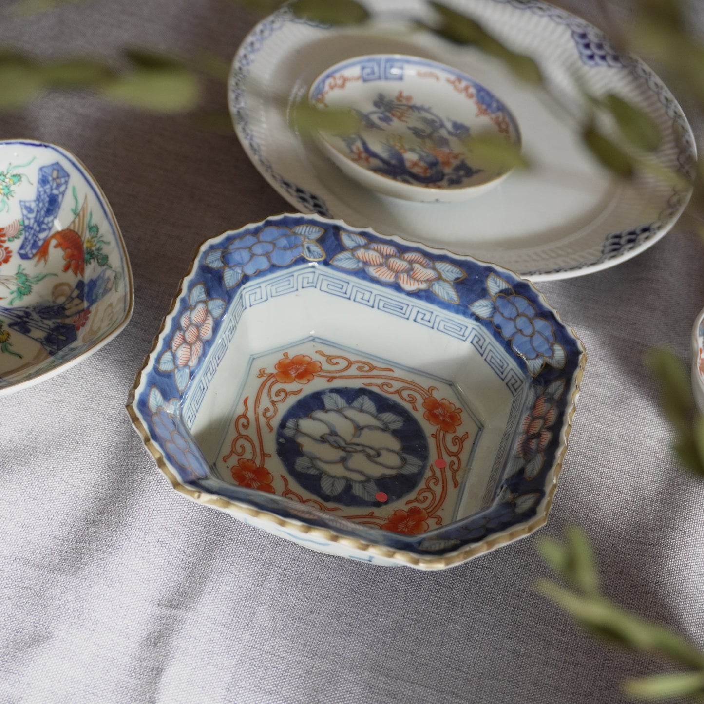 【ざらつきあり】美しい淡いブルーに朱が映える重ね四角鉢 - Kotto Shop