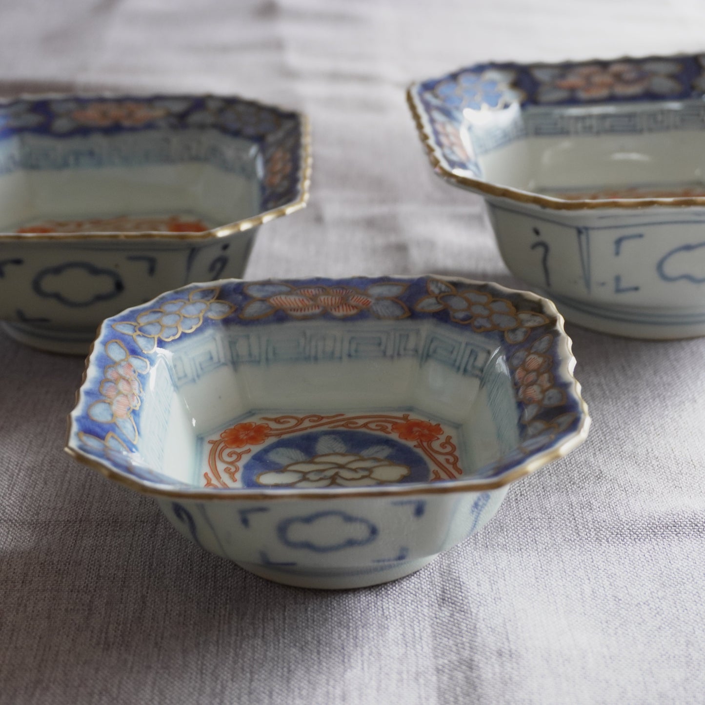 【ざらつきあり】美しい淡いブルーに朱が映える重ね四角鉢 - Kotto Shop