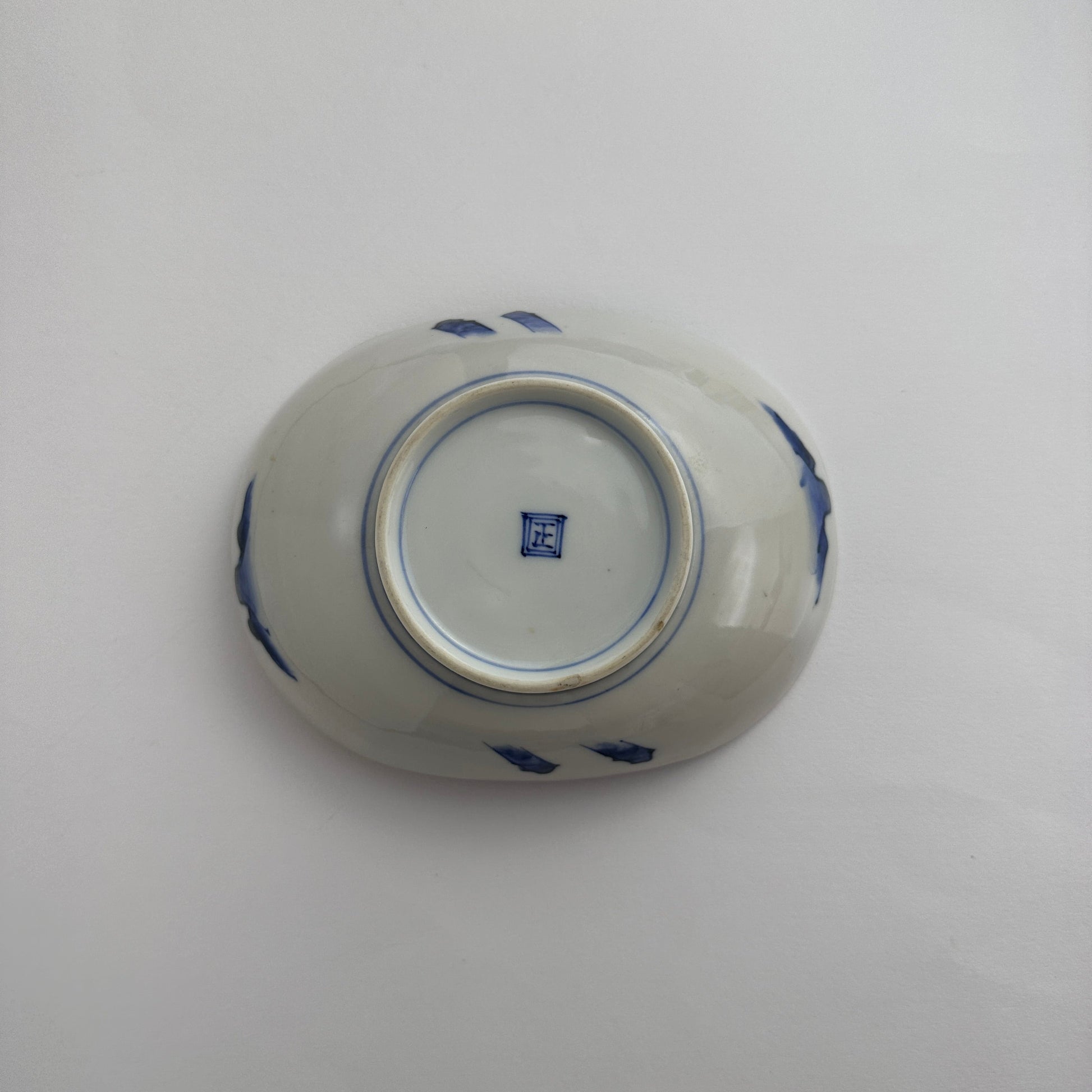 山水図の柔らかな染付楕円皿 - Kotto Shop