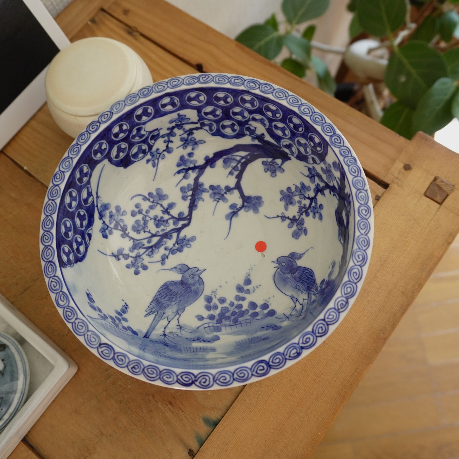 【キズあり】梅の枝に鳥遊ぶ藍の丼鉢 - Kotto Shop