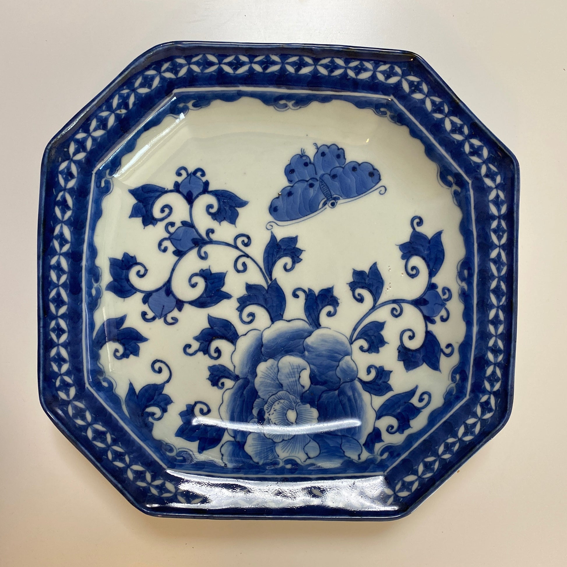 舞う蝶と牡丹が食卓を華やがせる、染付の八角皿 - Kotto Shop