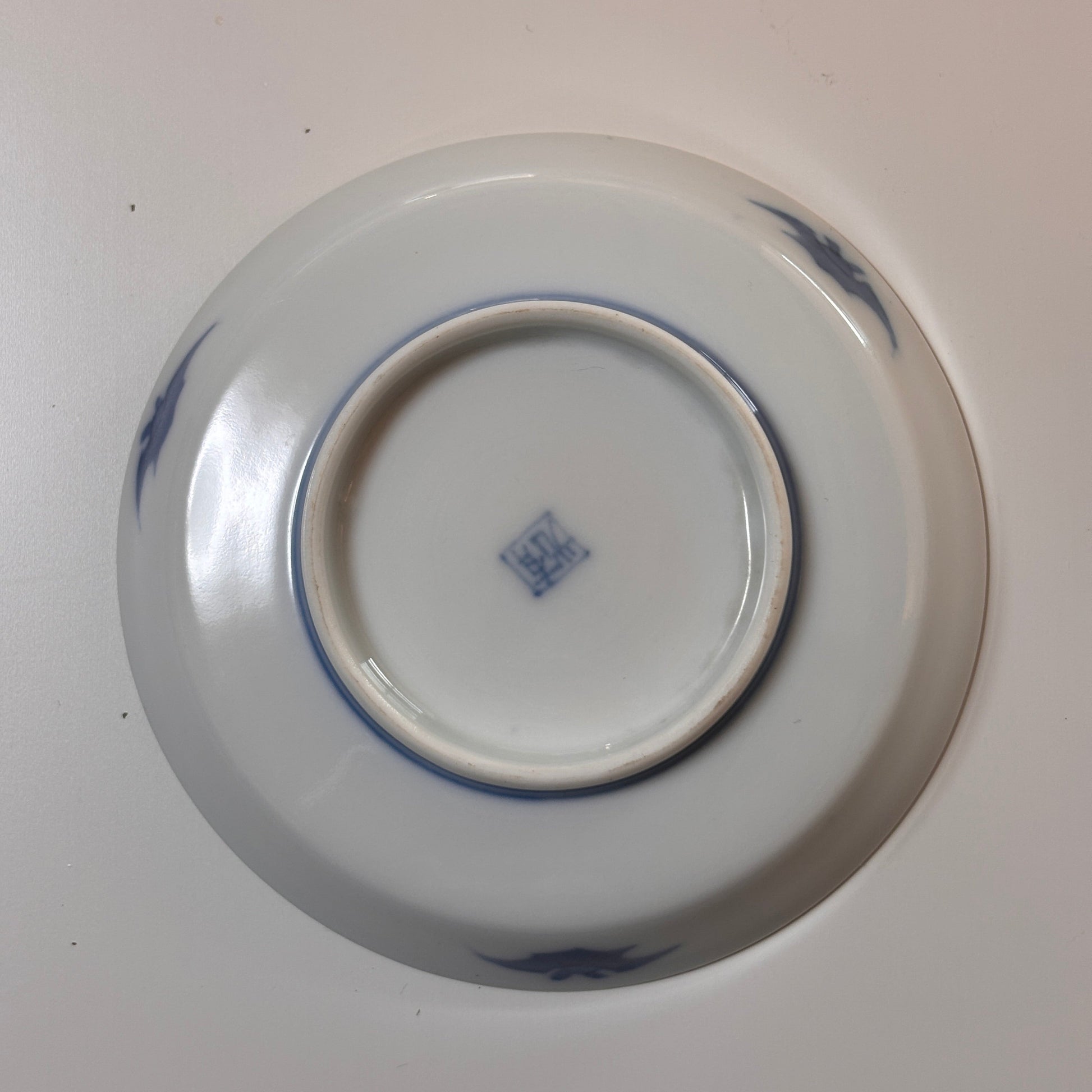 余白に松を描く 淡色染付小皿 - Kotto Shop