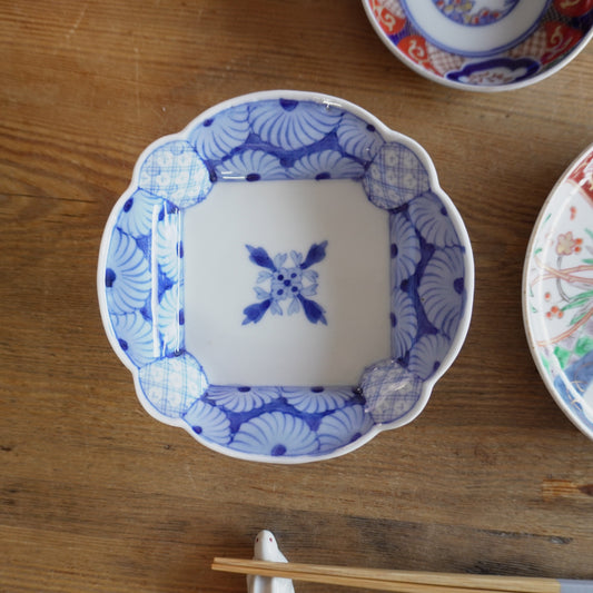映える菊花文様の染付変形皿 - Kotto Shop