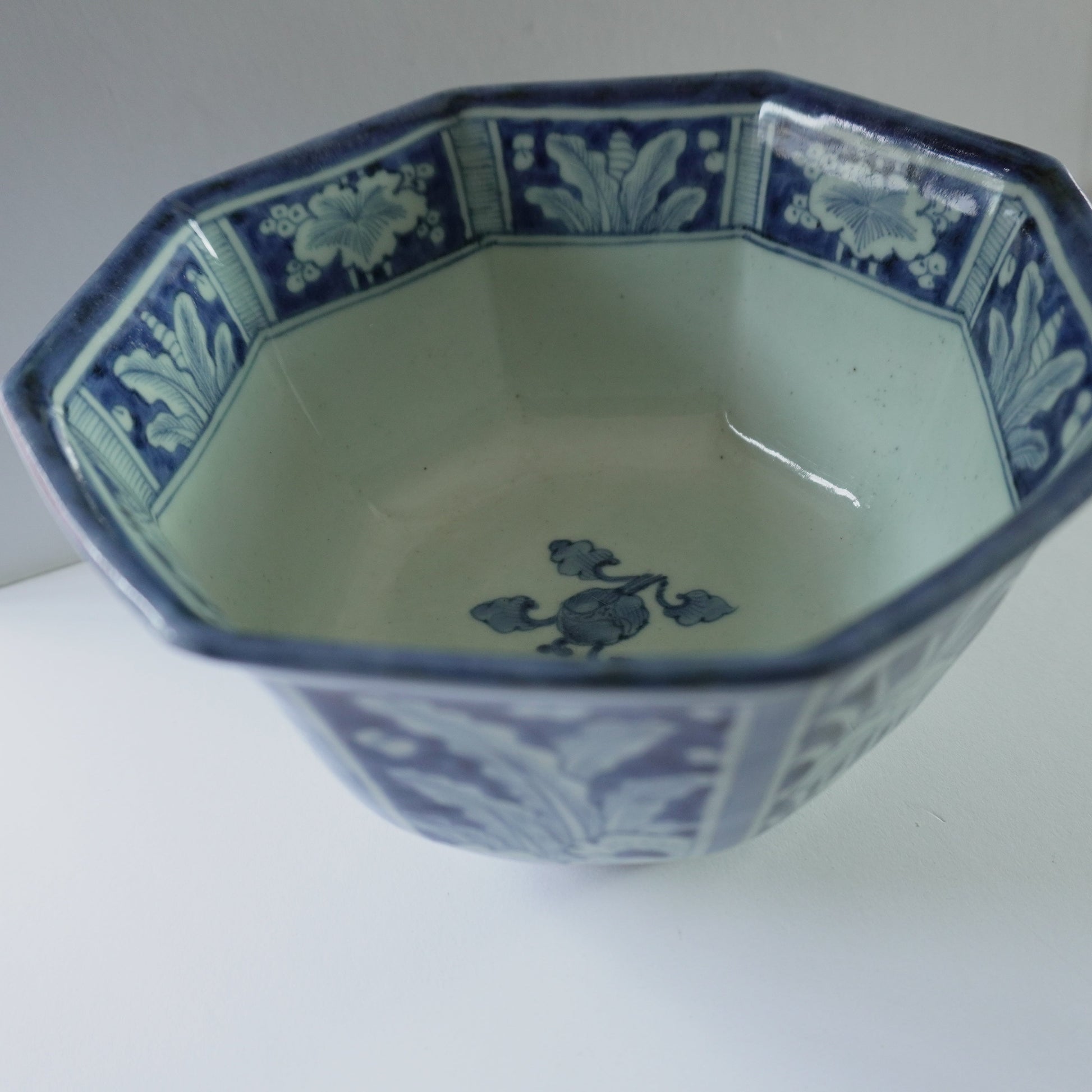 時代を感じる藍が美しい染付八角中鉢 - Kotto Shop