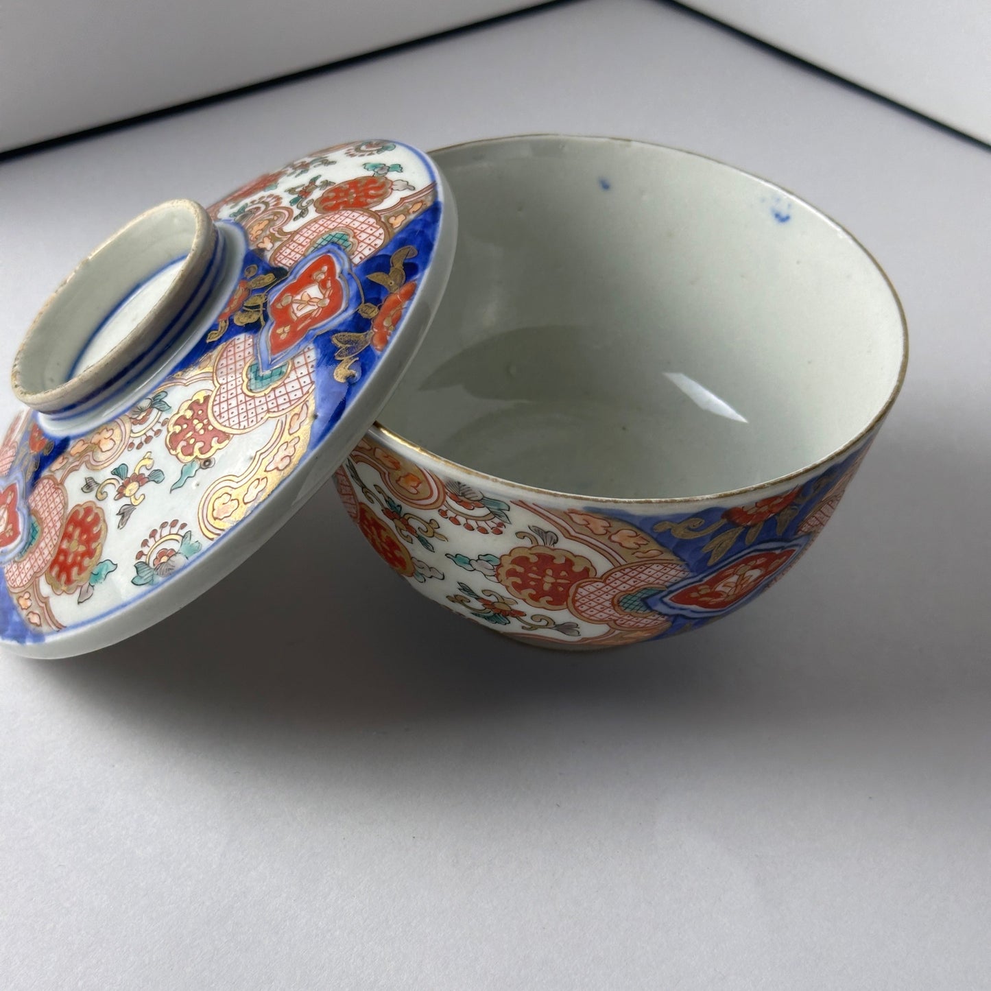 華やぎをまとった蓋付き茶碗 - Kotto Shop