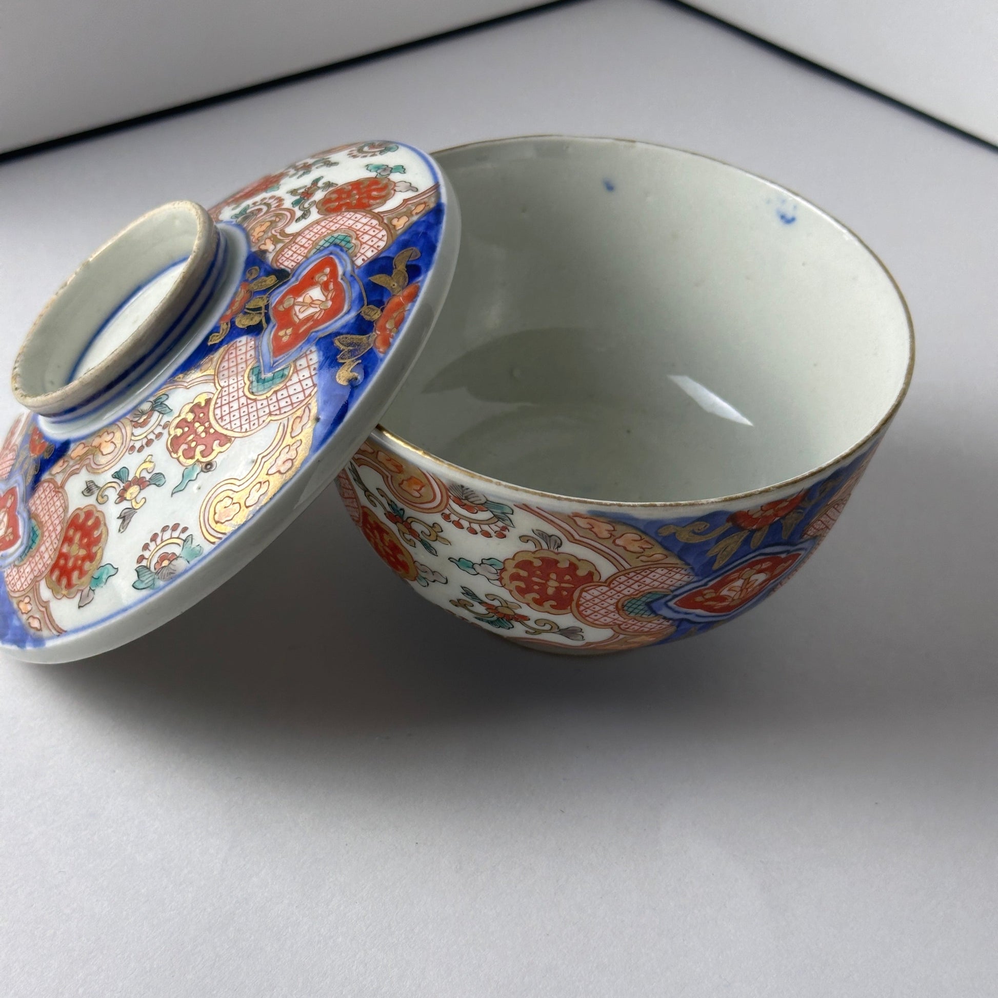 華やぎをまとった蓋付き茶碗 - Kotto Shop