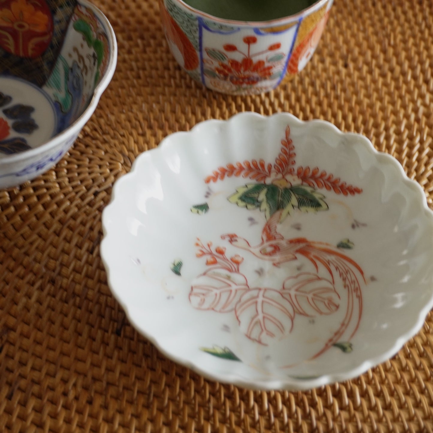 やわらかな白に舞う、赤絵の鳳凰小皿 - Kotto Shop