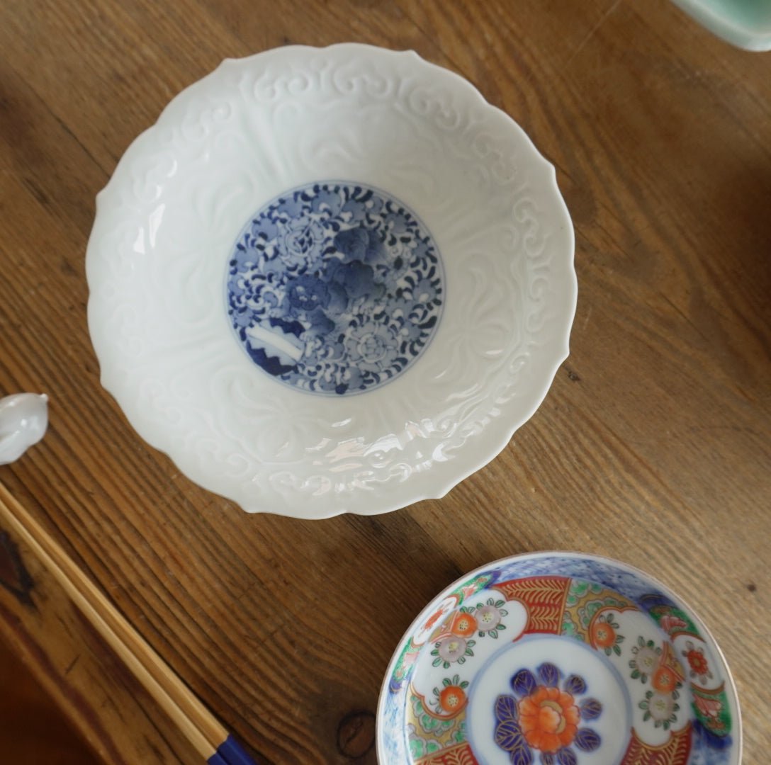 獅子に牡丹図白磁の陽刻平皿 - Kotto Shop