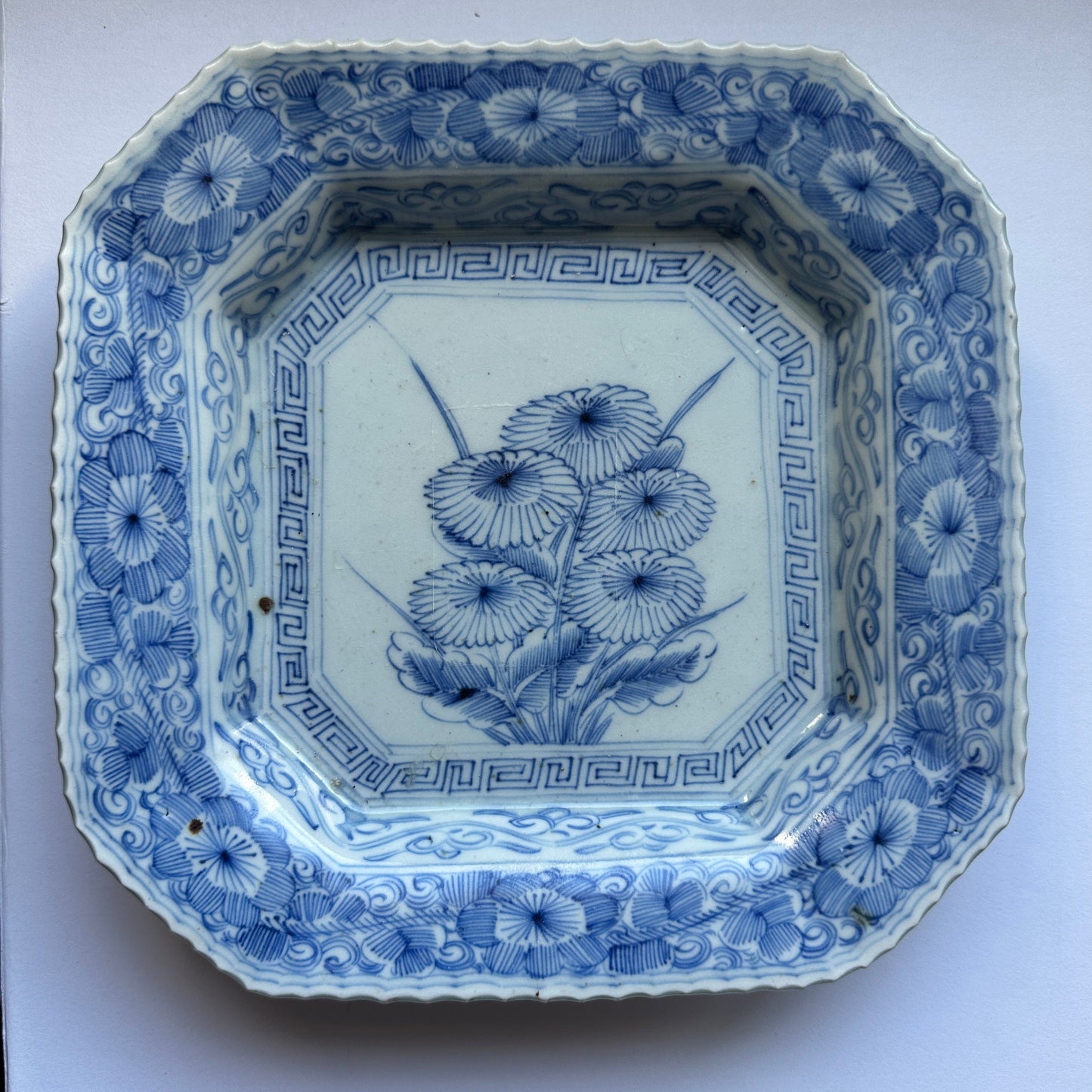 パッと華やか菊の線描き角皿 - Kotto Shop