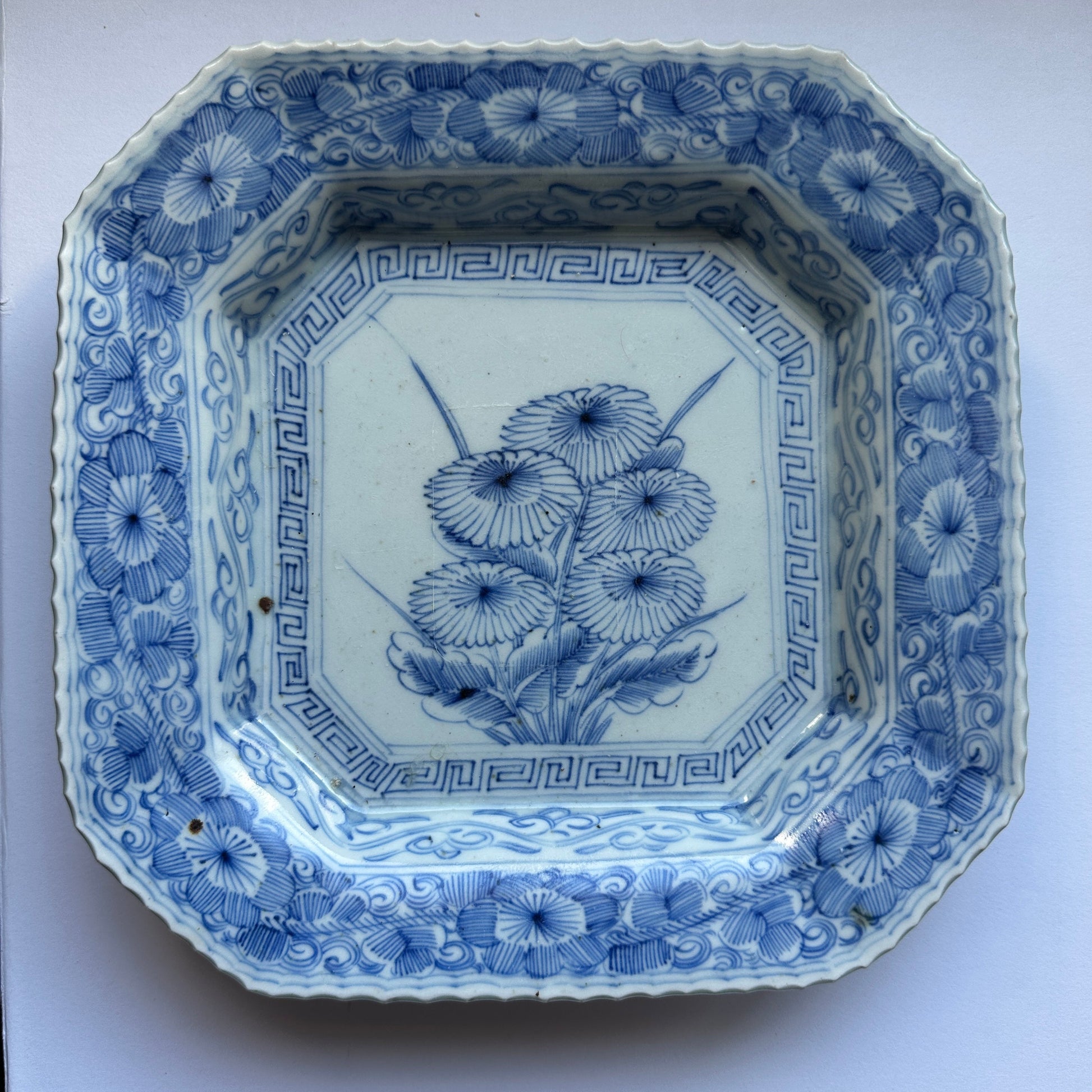 パッと華やか菊の線描き角皿 - Kotto Shop