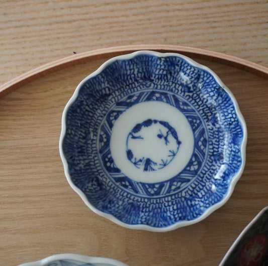 微塵唐草が輪郭をなぞる古伊万里小皿 - Kotto Shop
