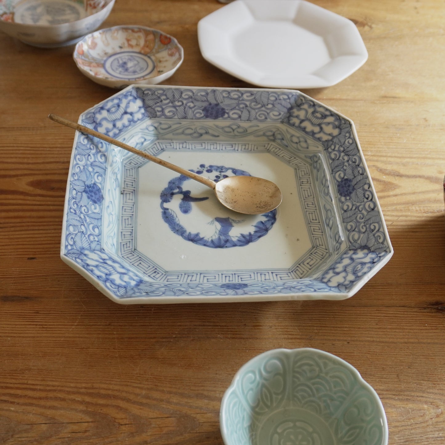 線描きの端正な隅切り大皿 - Kotto Shop