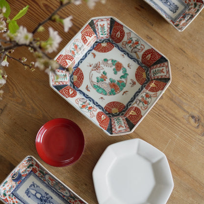 心が弾む、色絵の隅切四角皿 - Kotto Shop